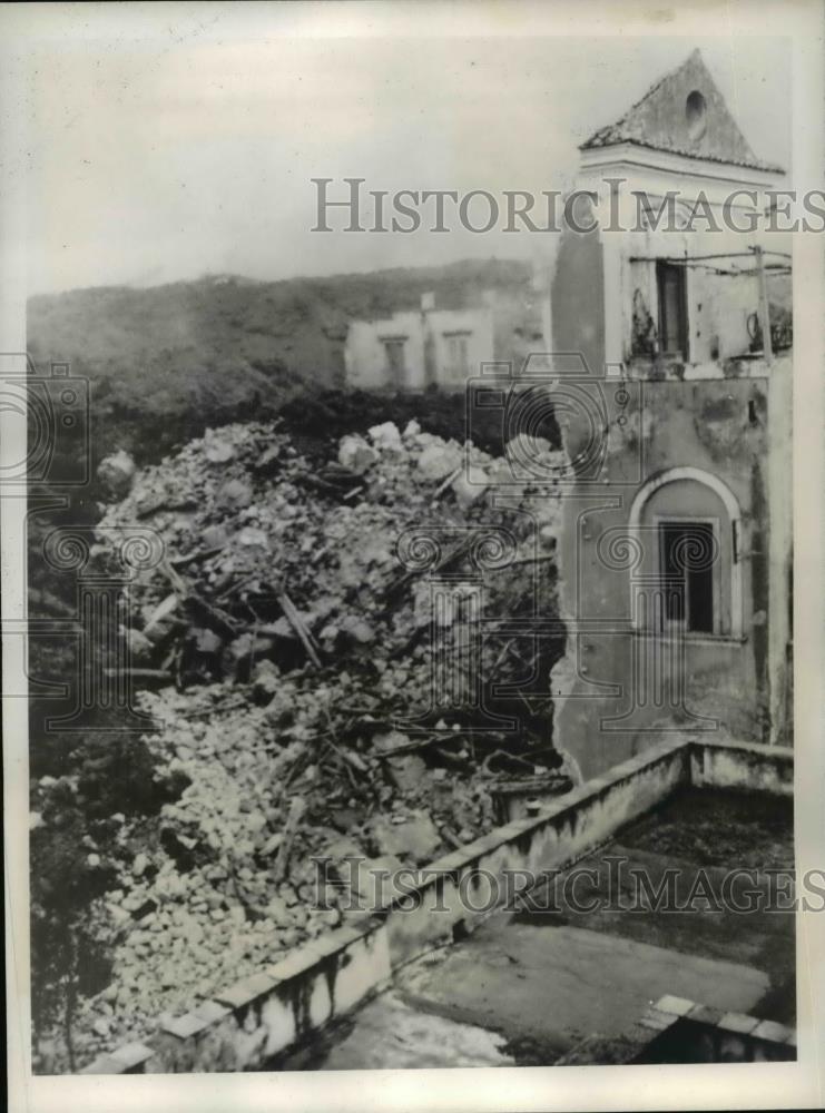 1944 Press Photo Mr. Vesuvius engulfs this building in San Sebastiano. - Historic Images