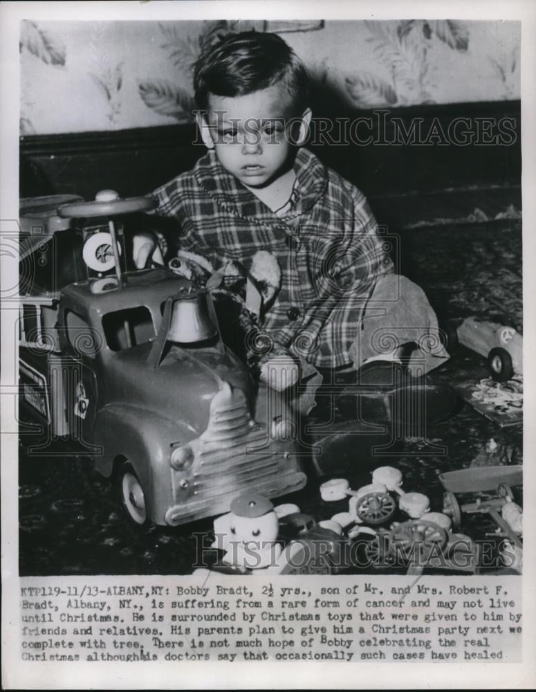 1952 Press Photo Bobby Bradt surrounded by Christmas toys - Historic Images