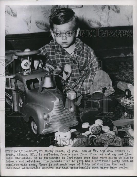 1952 Press Photo Bobby Bradt surrounded by Christmas toys - Historic Images