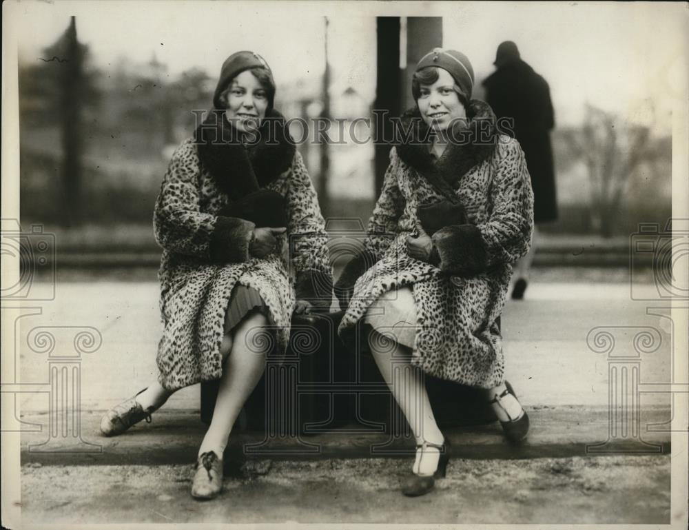 1929 Press Photo Twins Marion &amp; Barbara Watson waiting for train in Wellesley MA - Historic Images