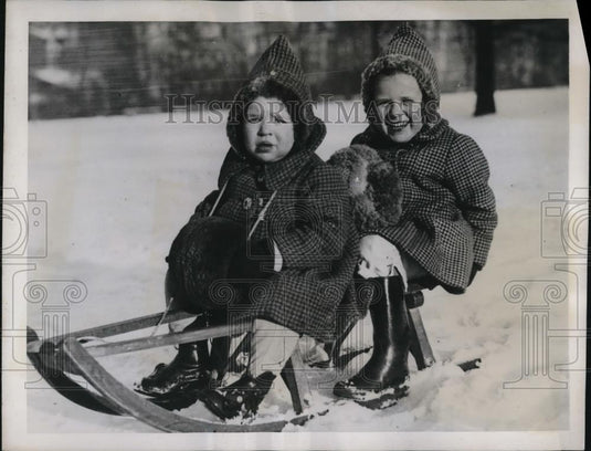 1941 Press Photo Two Children Snow Sledding in Berlin Germany Park - Historic Images