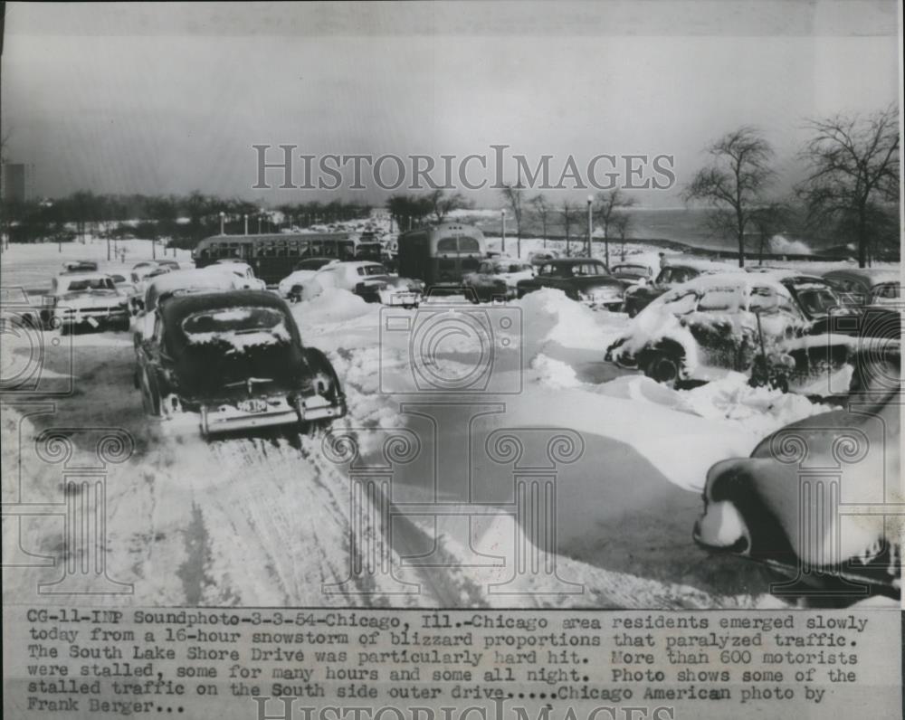 1954 Press Photo Chicago area residents emerged slowly from 16 hour snowstorm - Historic Images