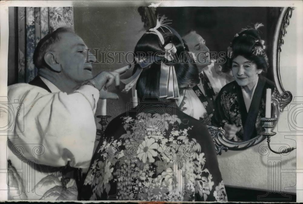 1956 Press Photo LA Calif Casey Stengel &amp; wife Edna in a kimono - Historic Images