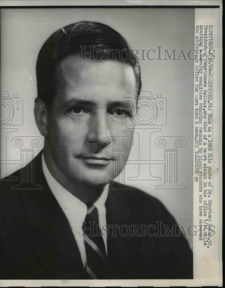 1969 Press Photo Dr. Curtney Smith, Swarthmore College president - Historic Images