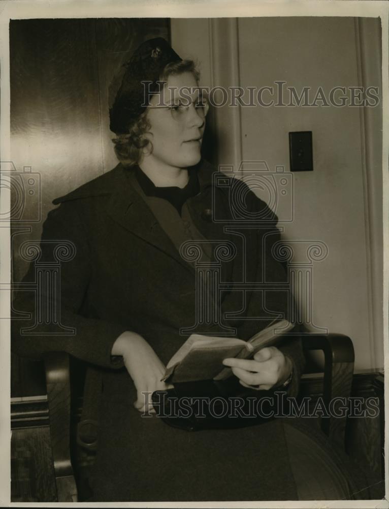 1938 Press Photo Ms. Winnifred Keplinger Maid kept family quarrels in Diary. - Historic Images