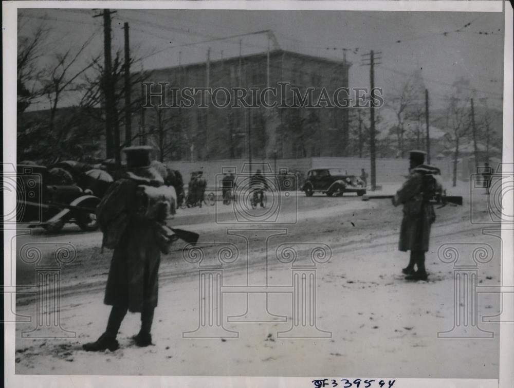 1936 Press Photo Loyal Japanese Troops on Guard in Snowstorm in Tokyo - Historic Images