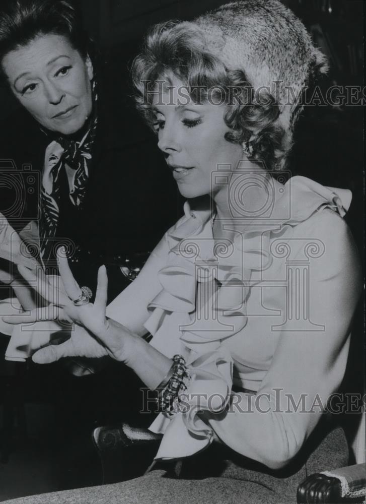 1972 Press Photo Nancy Kelly & Betsy Von Furstenberg in Gingerbread Lady - Historic Images