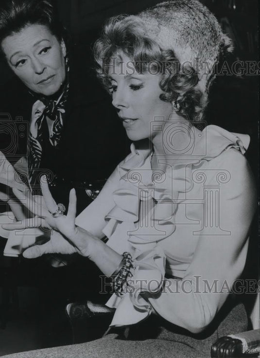 1972 Press Photo Nancy Kelly & Betsy Von Furstenberg in Gingerbread Lady - Historic Images