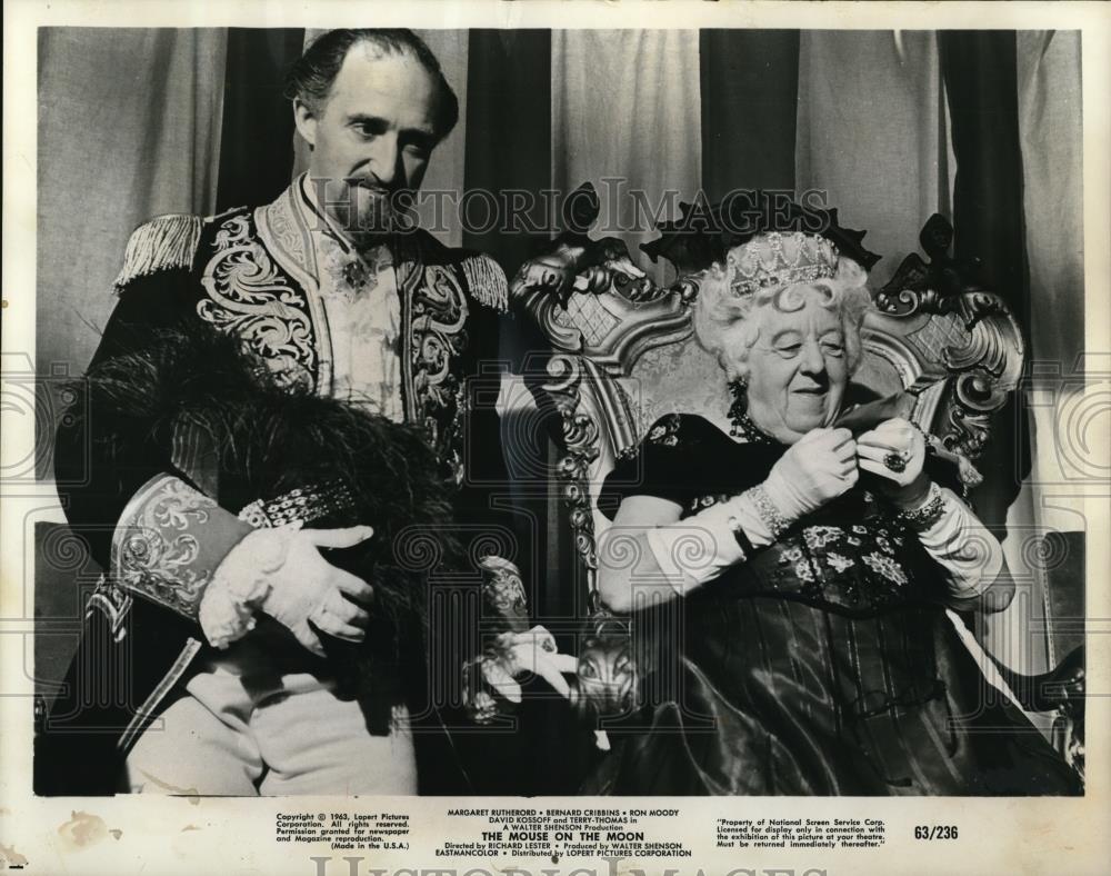 1962 Press Photo Ron Moody &amp; Margaret Rutherford in The Mouse on the Moon - Historic Images