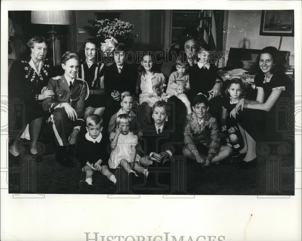 1945 Press Photo President Franklin Roosevelt &amp; Eleanor with 13 Grandchildren - Historic Images