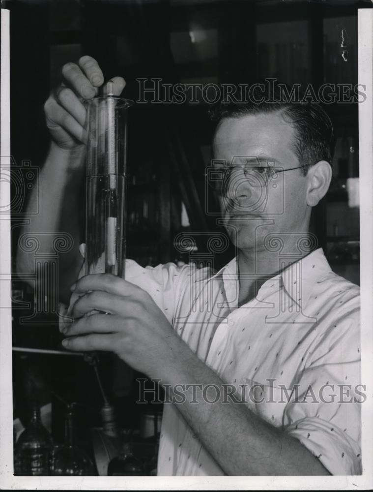 1942 Press Photo Leslie Sherman Senior City Chemist - Historic Images