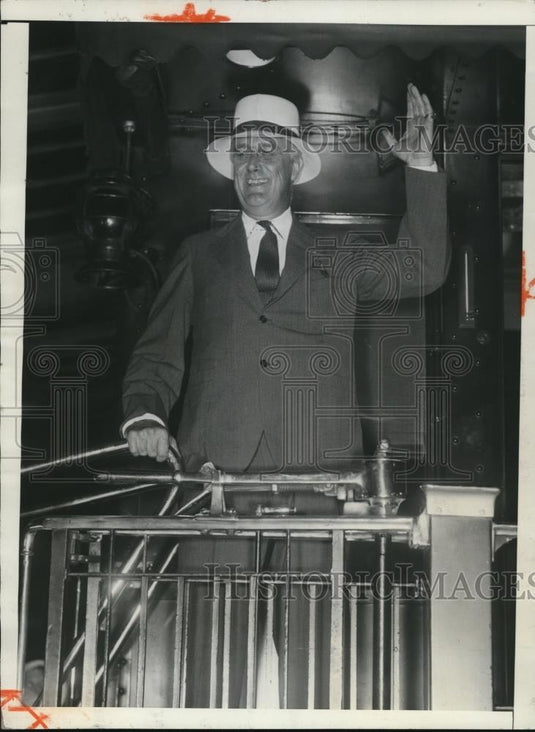 1933 Press Photo President Roosevelt waves goodbye to assembled crow - Historic Images