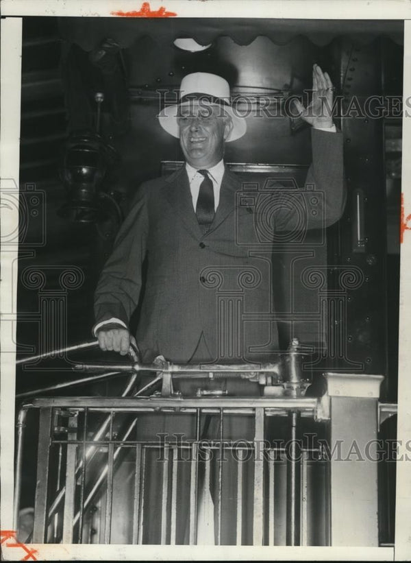 1933 Press Photo President Roosevelt waves goodbye to assembled crow ...