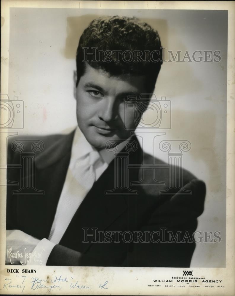 1959 Press Photo Dick Shawn stars in Seven Year Itch - Historic Images