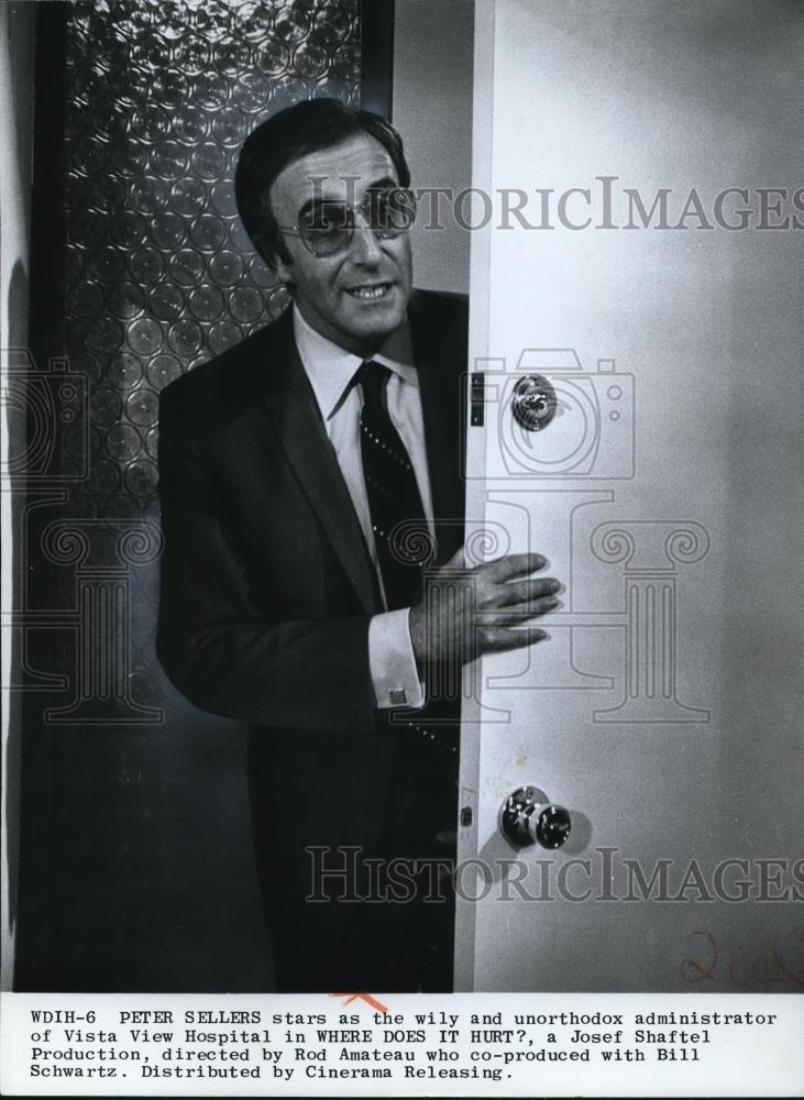 1972 Press Photo Peter Sellers stars in Where Does it Hurt - Historic Images