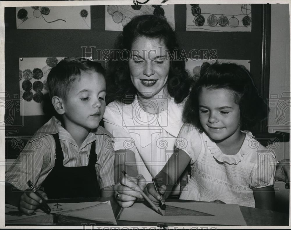 1945 Press Photo Earl David Thorpe, Doreen Sherman &amp; Jacqueline Doane - Historic Images