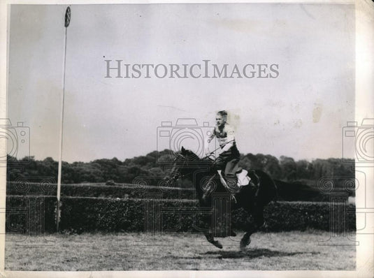 1945 Press Photo Dusseldorf Germany Mike Macker on Equipose in race - nes24611 - Historic Images