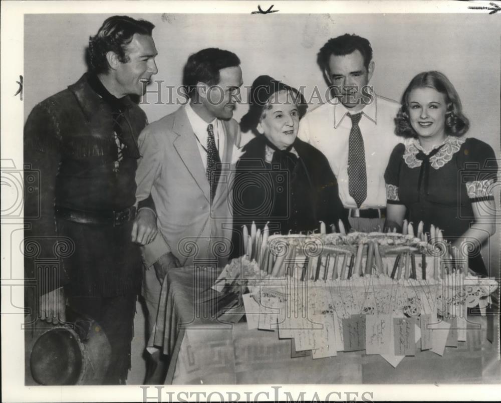 1938 Press Photo May Robson 73 Birthday - Historic Images