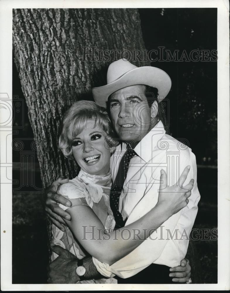 1968 Press Photo Carl Betz &amp; Ruta Lee in Judd for the Defense - Historic Images