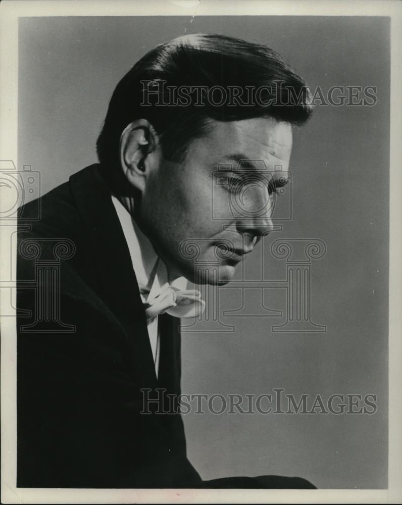 1951 Press Photo Robert Shaw - Historic Images