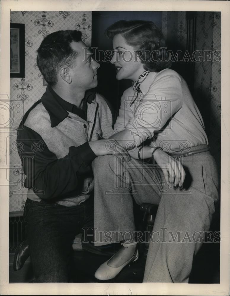 1949 Press Photo Actress Martha Vickers and Mickey Rooney engaged - Historic Images