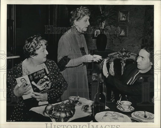 1942 Press Photo Effie Shannon in No Crime for A Lady - Historic Images