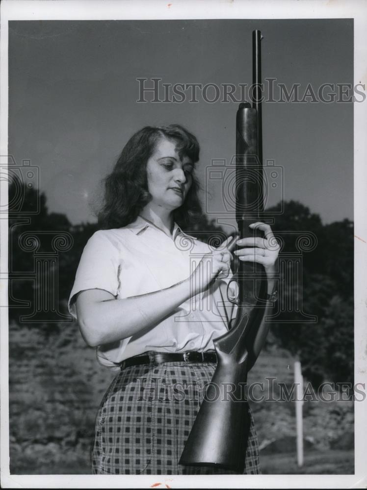 1959 Press Photo Miss Ruby Scott Loading Shot Gun At Police Gun Range - Historic Images