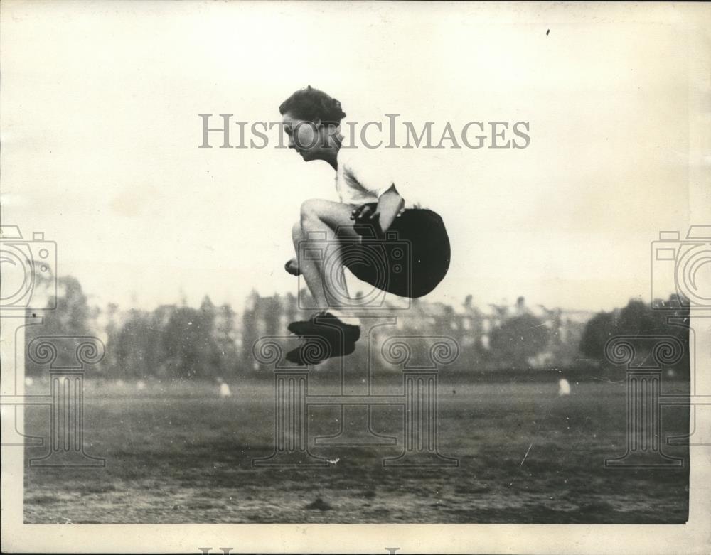 1923 Press Photo Miss Hatt of England at Paddington recreation Ground - Historic Images