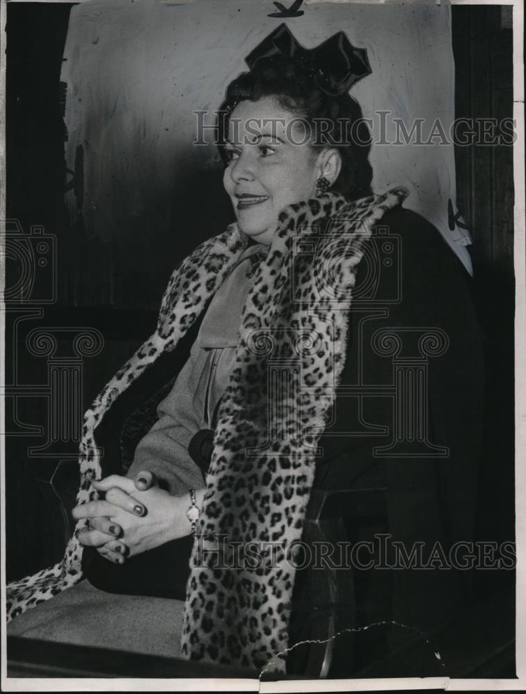 1948 Press Photo Mrs Beach - Historic Images