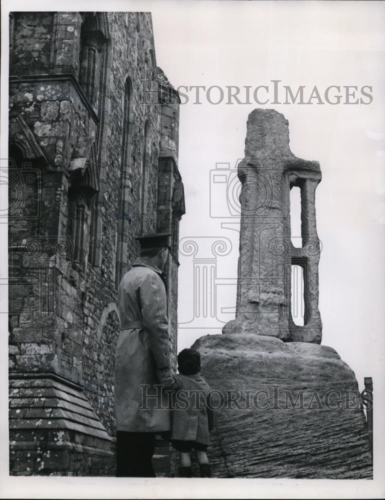 1961 Press Photo St.Patrick Cross Bernard Minogue &amp; his 3 yo son - Historic Images