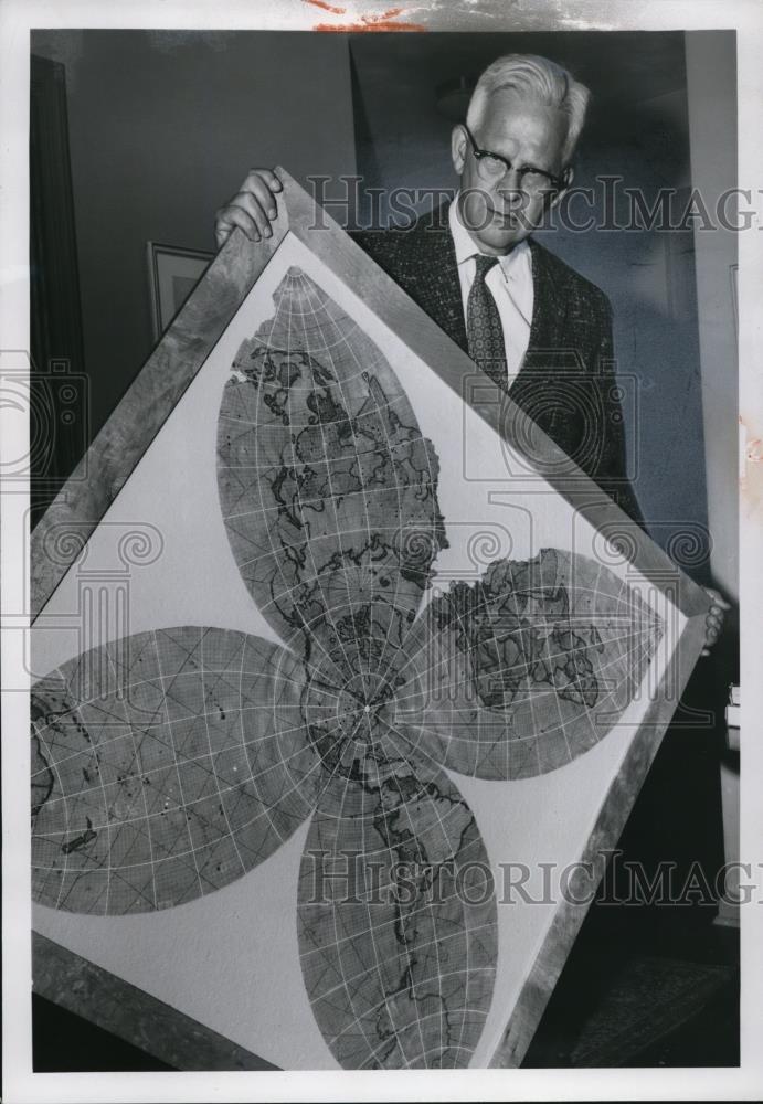1958 Press Photo Charles E Sharp Of Hudson With Map Showing Cleveland - Historic Images