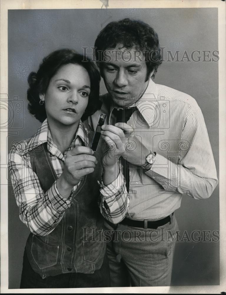 1977 Press Photo Pamela Reed &amp; James Sutorius in The Andros Targets - Historic Images
