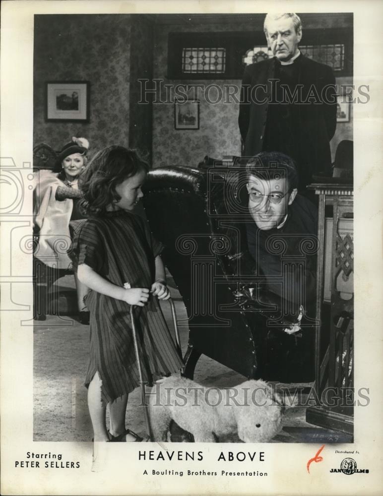1963 Press Photo Sheraton Blount Peter Sellers and Cecil Parker in Heavens Above - Historic Images