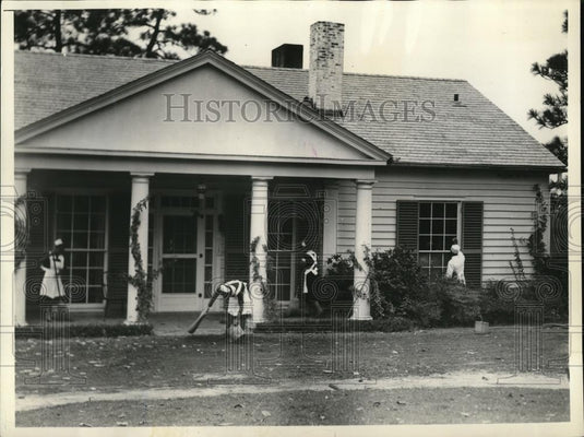 1933 Press Photo Care takers of the home of President Roosevelt at Warm Springs - Historic Images