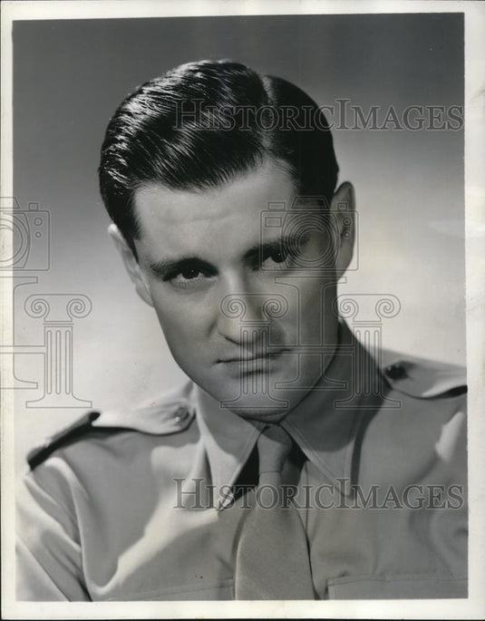 1941 Press Photo Eric Servareid Columbia Network Correspondant From Germany - Historic Images