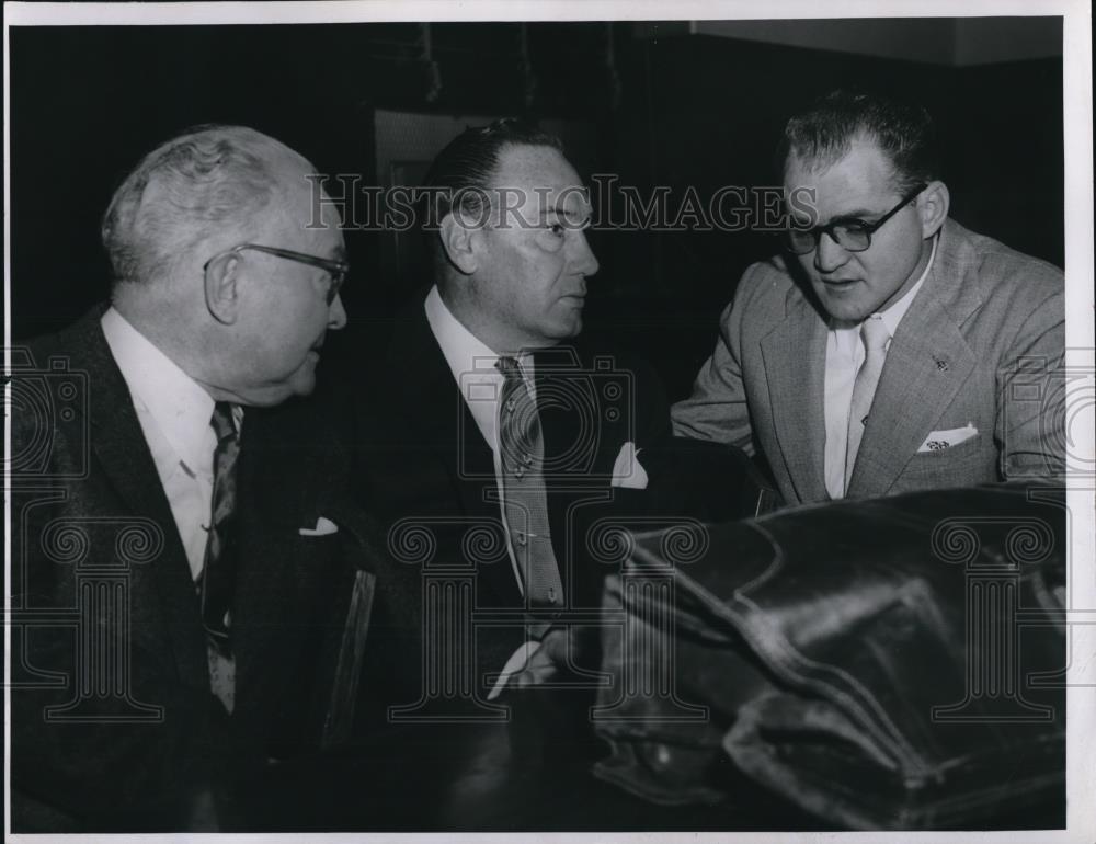1956 Press Photo Martin Mouermick &amp; Don Miller Attorneys &amp; Walsh Defendant - Historic Images