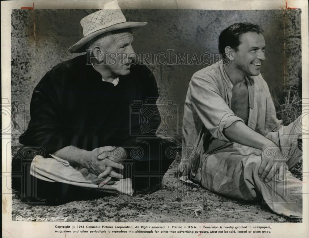 1961 Press Photo Spencer Tracy and Frank Sinatra in Devil at 4 O&#39;Clock - Historic Images