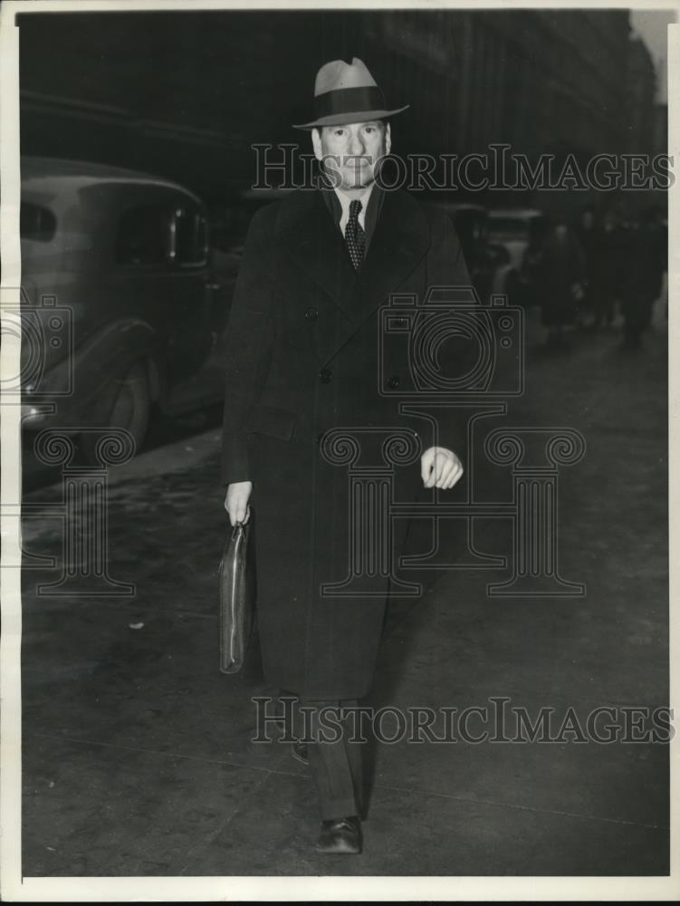 1936 Press Photo Aaron Shapiro Leaving Disbarment Hearing - Historic Images
