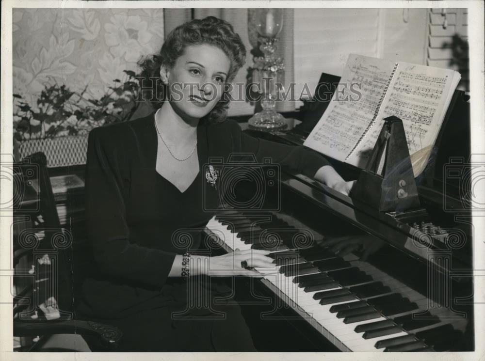 1942 Press Photo Dorothy Sarnoff Soprano - Historic Images