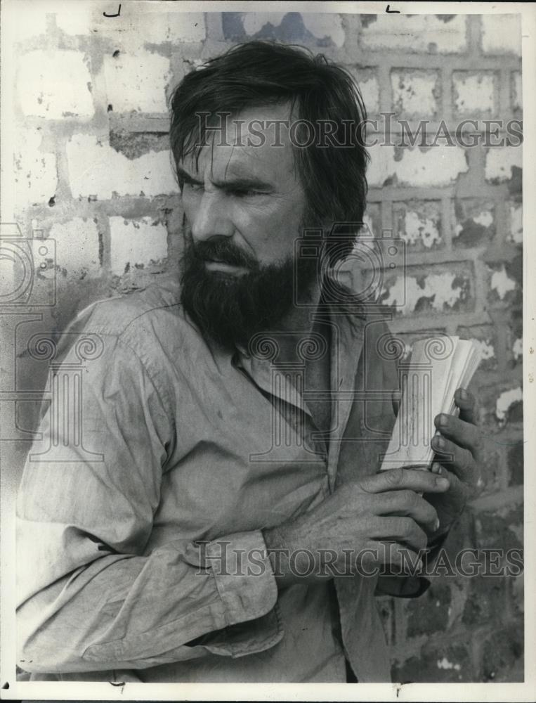 1983 Press Photo Dennis Weaver in The Ordeal of Dr Mudd - Historic Images