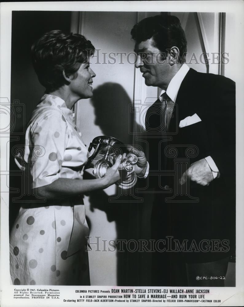 1968 Press Photo Dean Martin and Stella Stevens in How to Save A Marriage - Historic Images