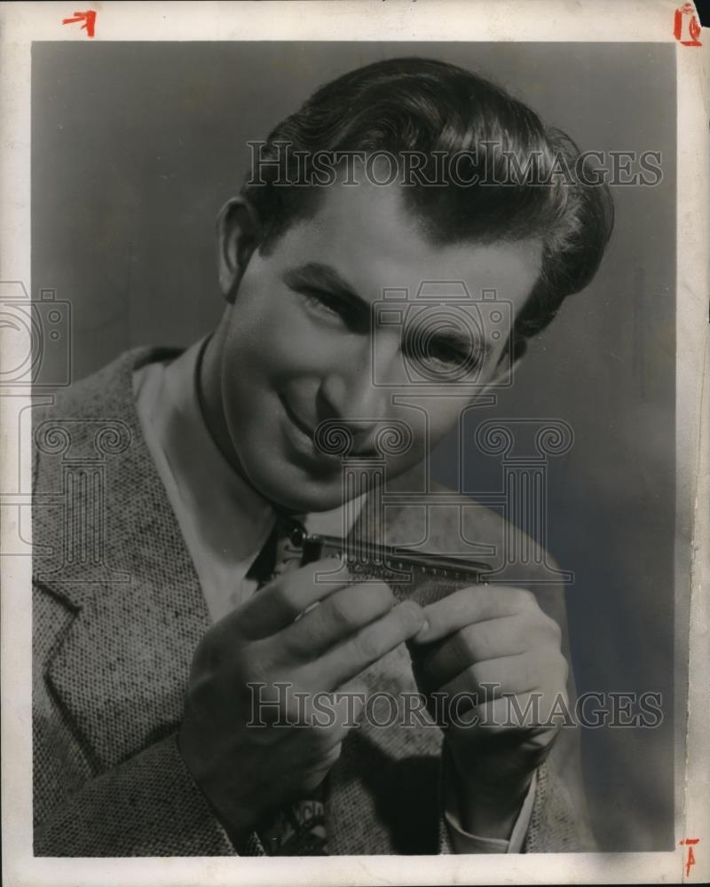 1949 Press Photo Herb Shiner in Black Angel - Historic Images