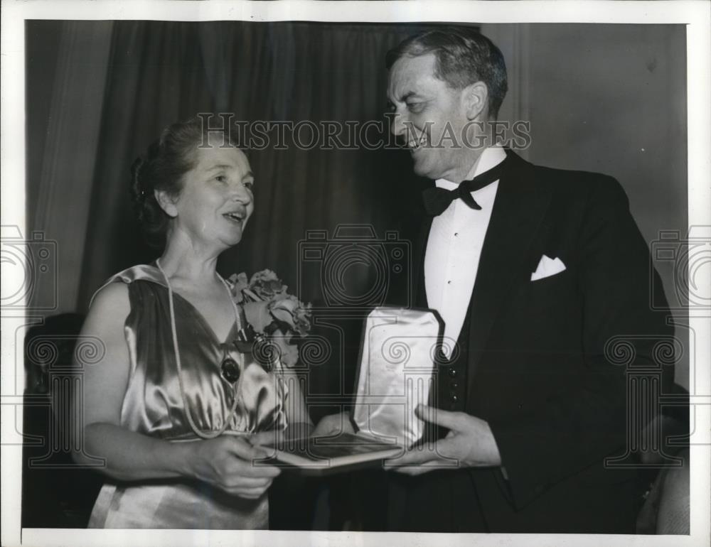 1937 Press Photo Mrs. Margaret Sanger and Henry Pratt Fairchild - Historic Images