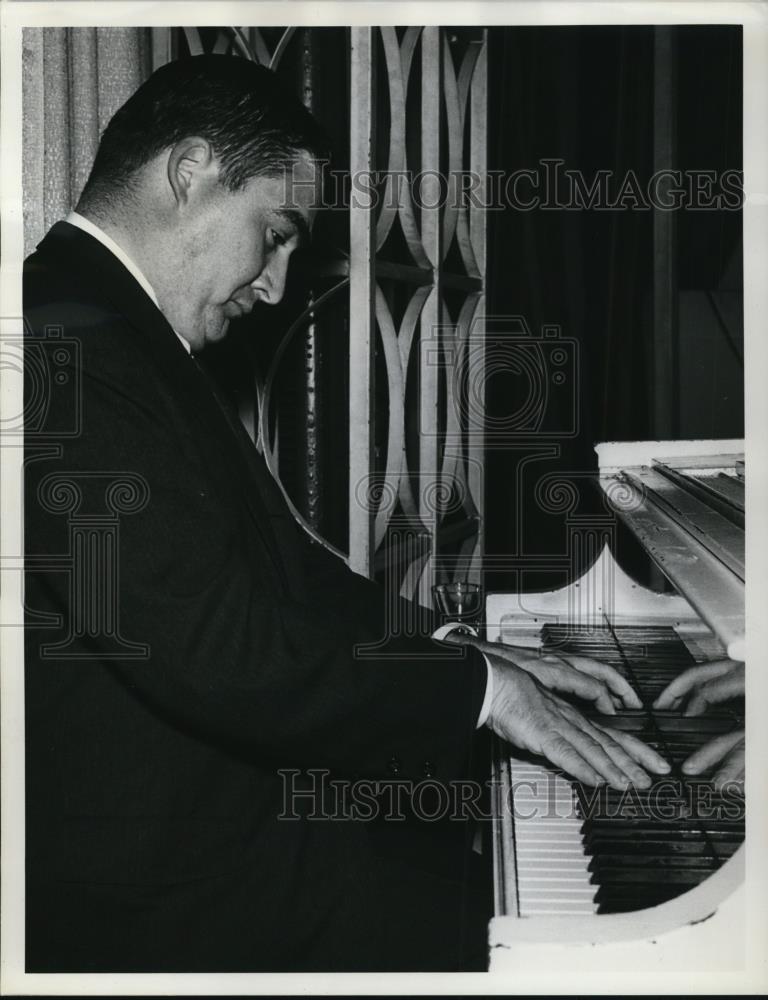 1961 Press Photo Presidential Press Secretary Pierre Salinger Virtuoso Pianist - Historic Images
