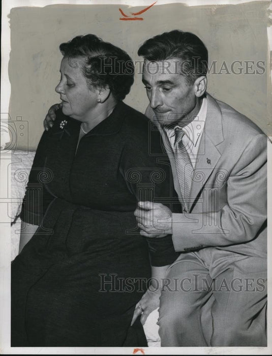 1953 Press Photo Mr & Mrs Roy R. Schinagle of 1430 Mayfield Ridge Rd - Historic Images