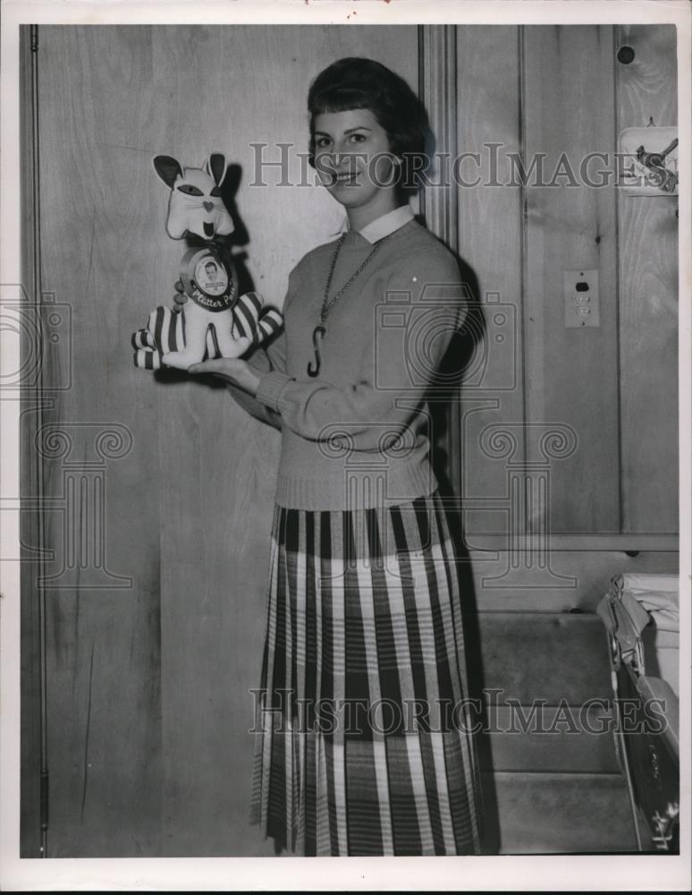 1959 Press Photo Sherry Lynn Stevens With Stuffed Animal - Historic Images