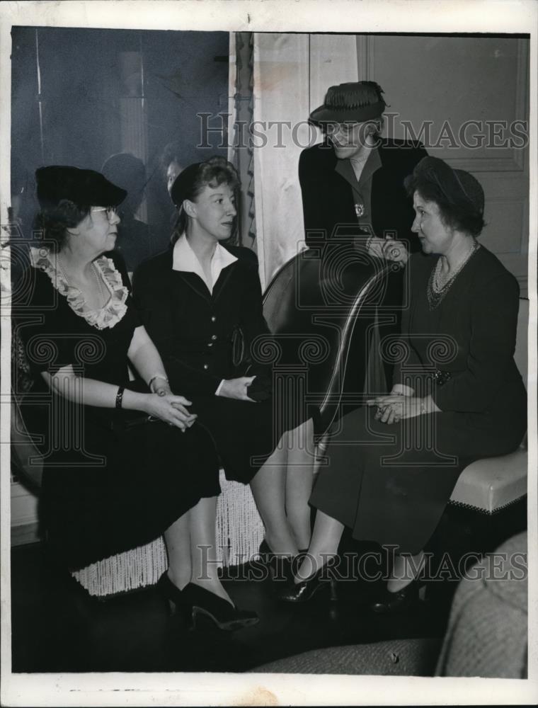 1941 Press Photo Womens Committee of Playgoers Mrs ES Griffith, Mrs George Bugbe - Historic Images
