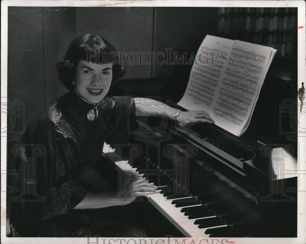 1955 Press Photo Eunice Podis Piano Teacher at Cleveland Institute of Music - Historic Images