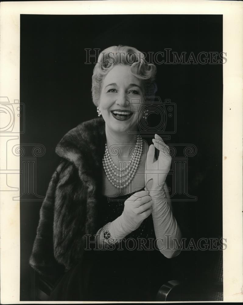 1952 Press Photo Mrs. Mary Sherman in Beauty Authority - Historic Images
