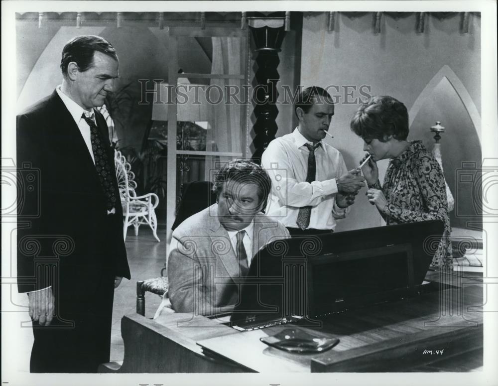 1969 Press Photo Bob Newhart in Hot Millions - Historic Images